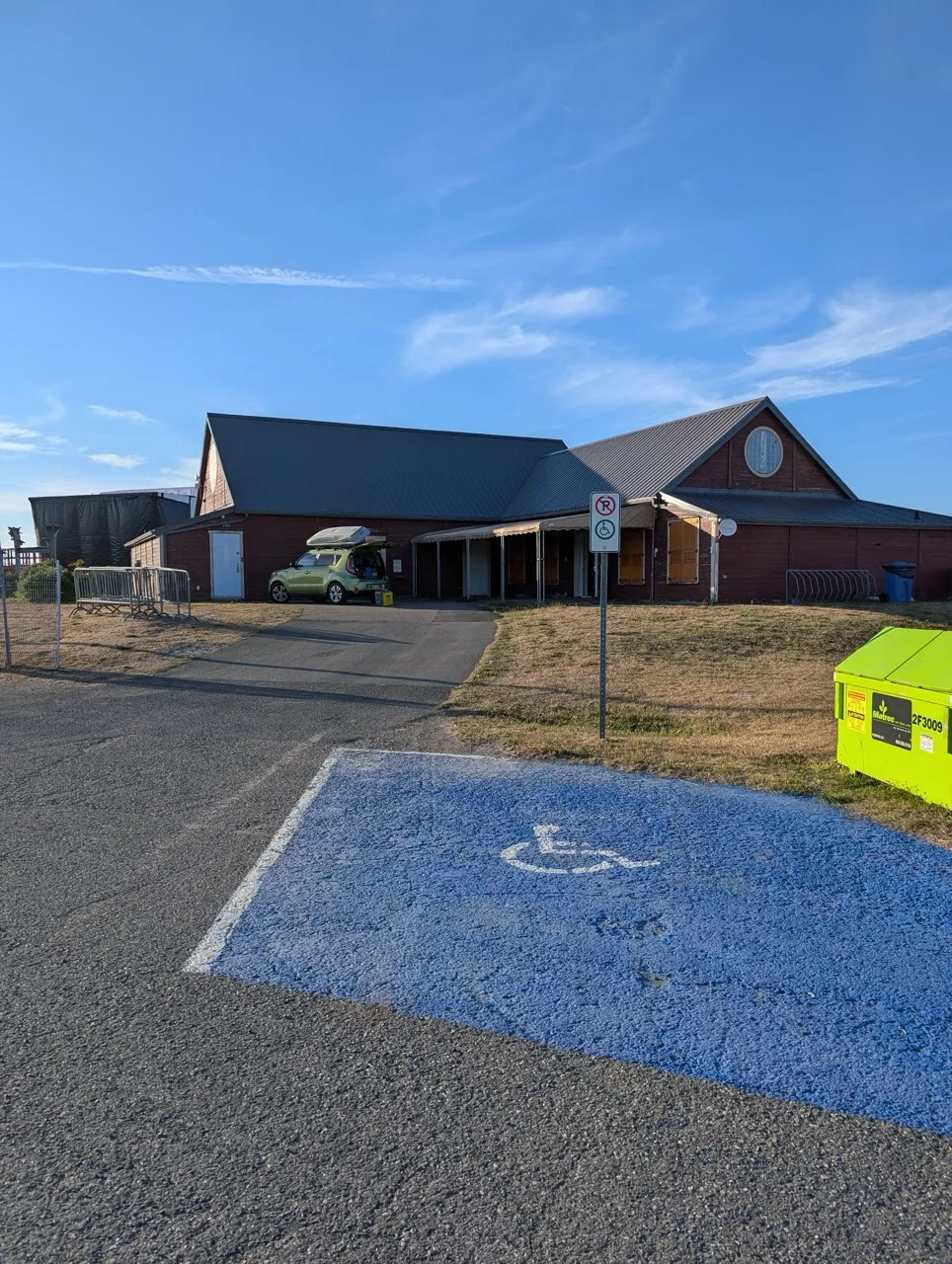 Espace de stationnement réservé à environ 50m de l'entrée du festival (proche de l'entrée du Barachois)