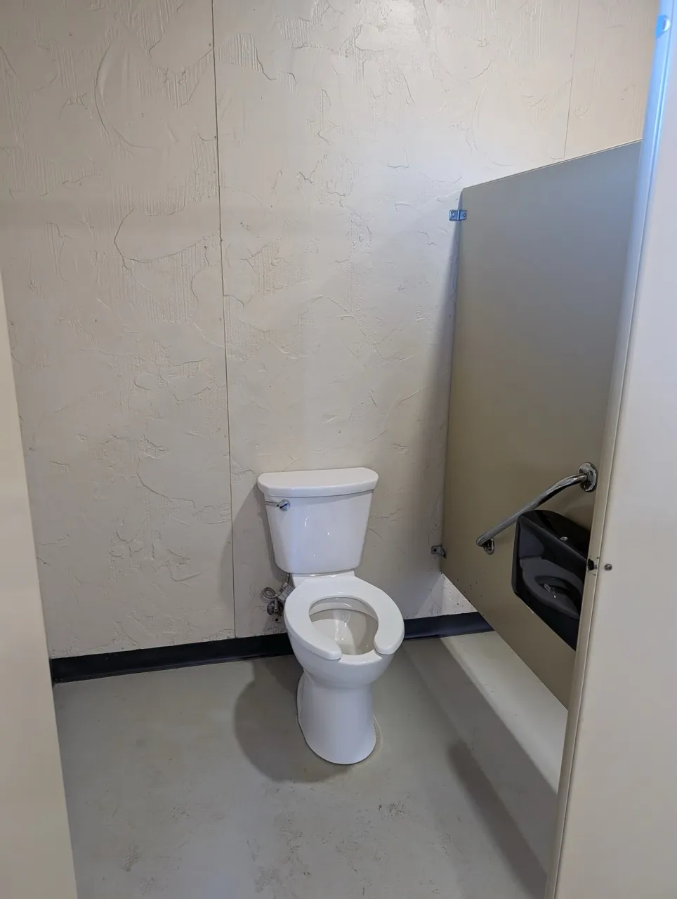 Cabine de toilette femmes du bloc sanitaire