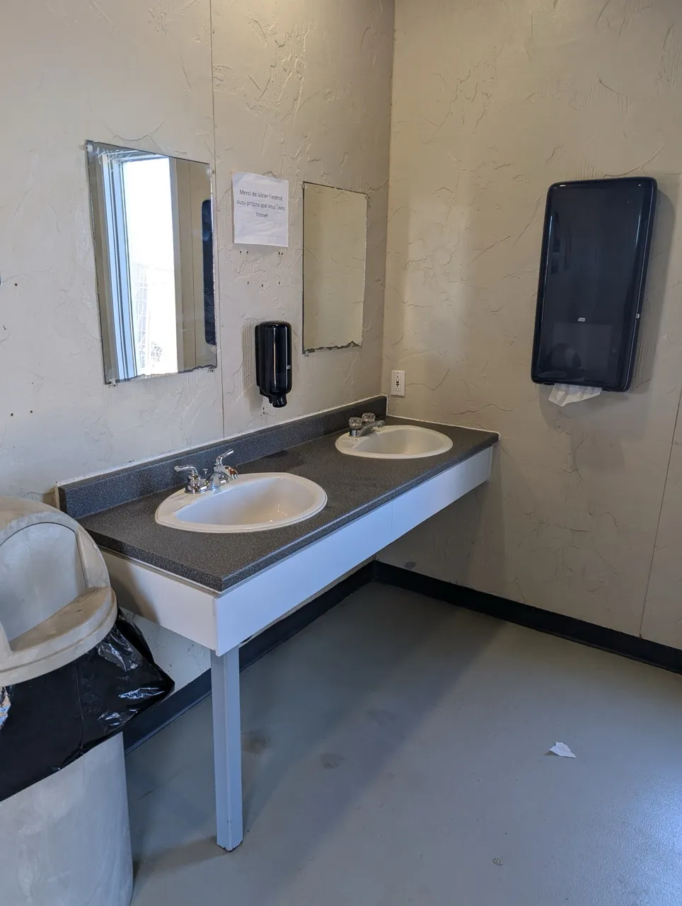 Lavabo - cabine de toilette femmes du bloc sanitaire