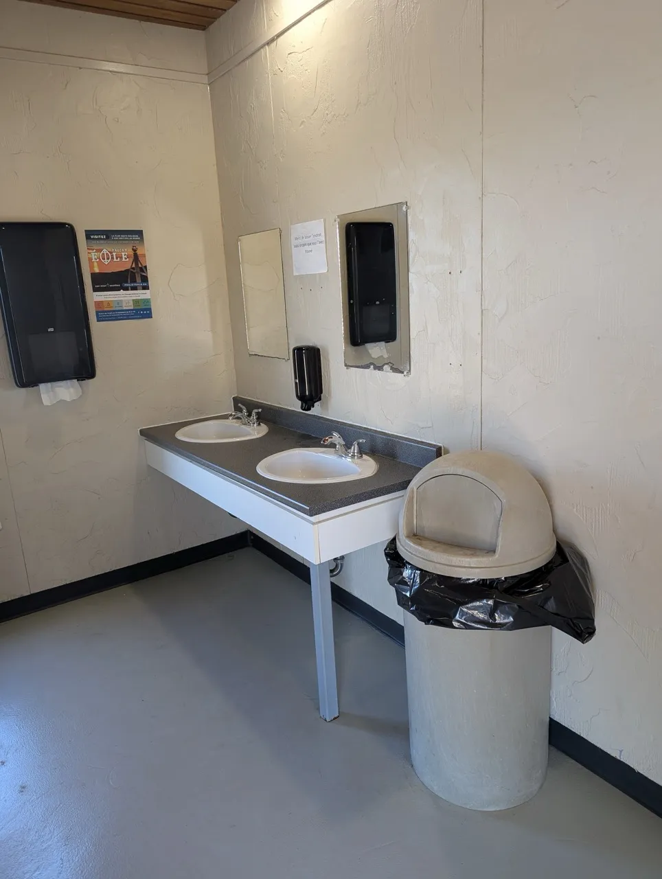 Lavabo - cabine de toilette hommes du bloc sanitaire