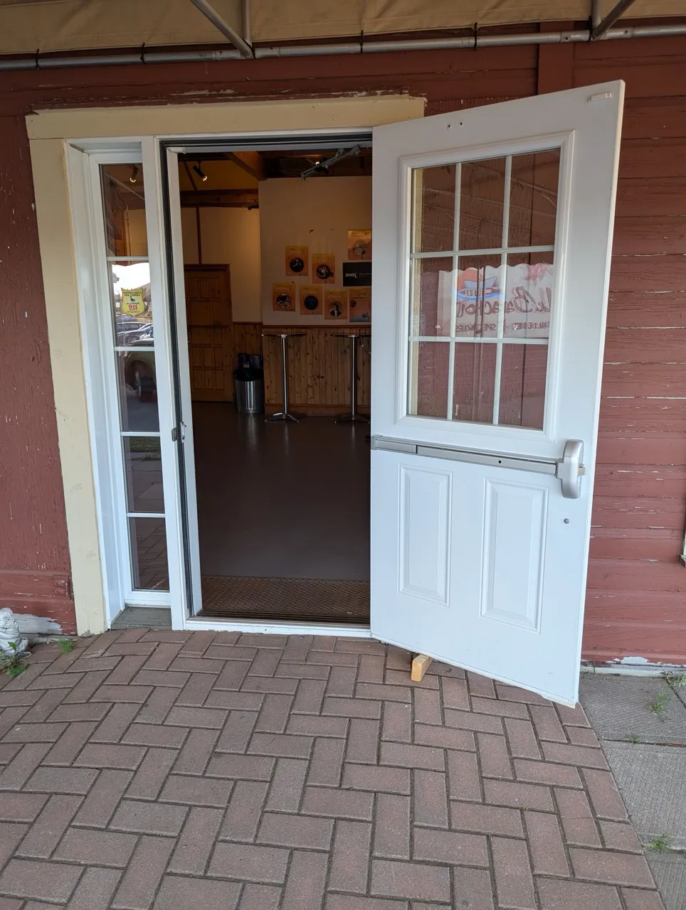 Porte d'entrée du bâtiment Barachois