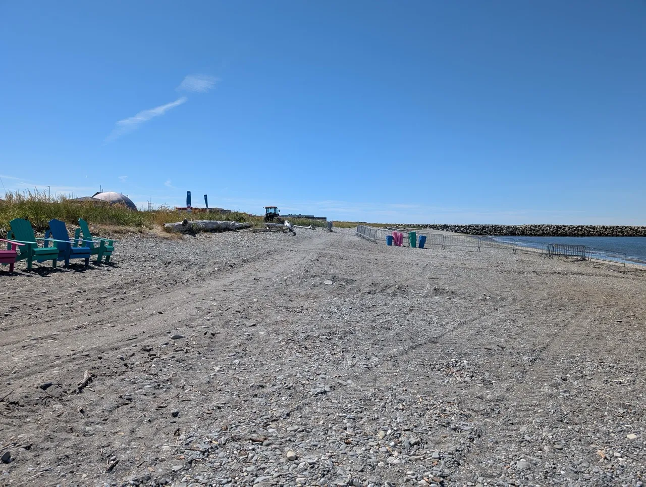 Parcours sur la plage menant à la scène
