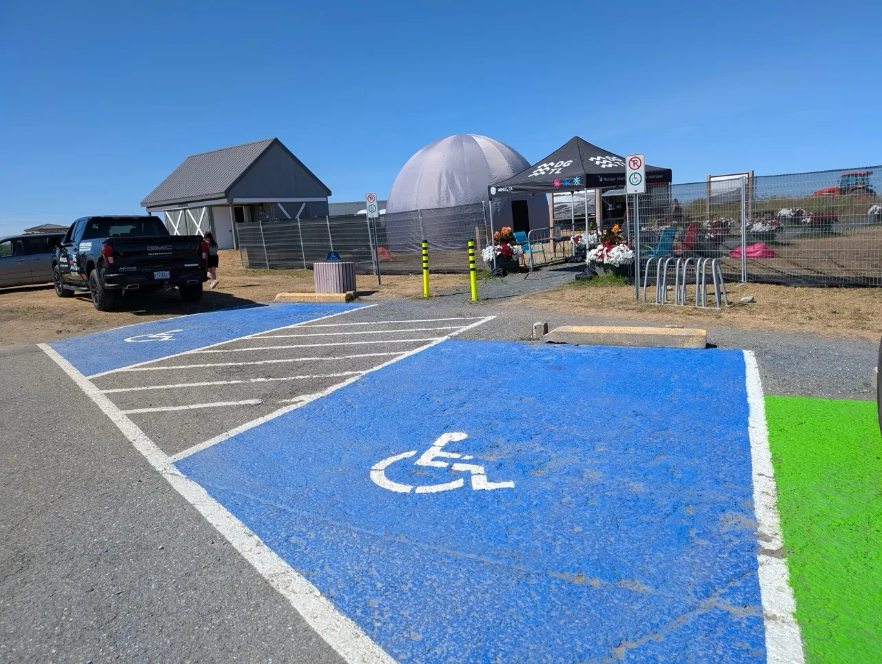 Espaces de stationnement à proximité de l'entrée du festival