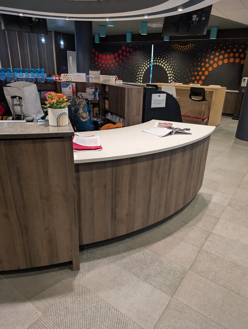 Comptoir de la réception abaissé sans dégagement