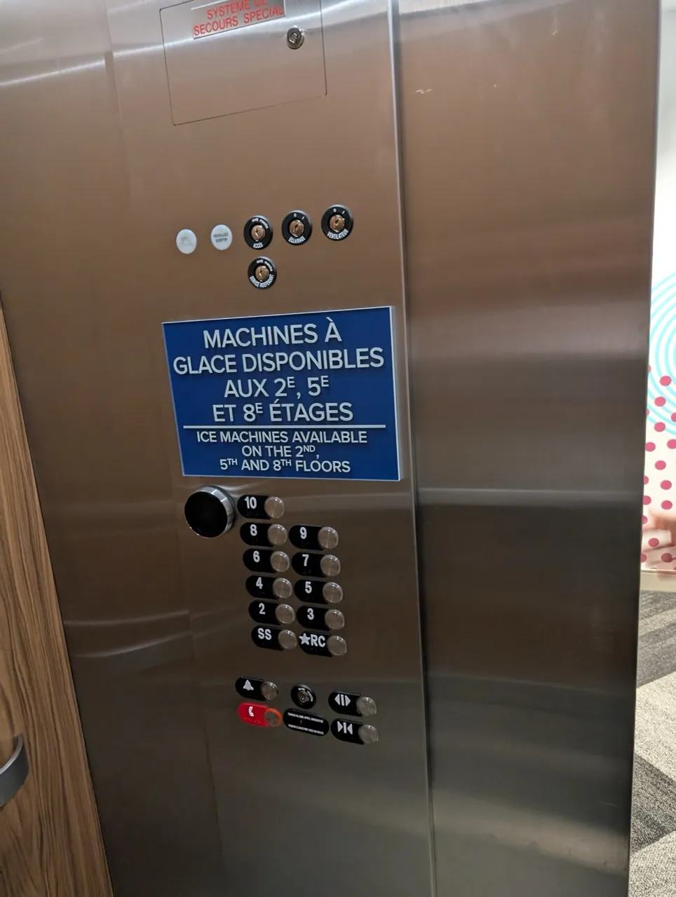 Panneau de commande intérieur de l'ascenseur