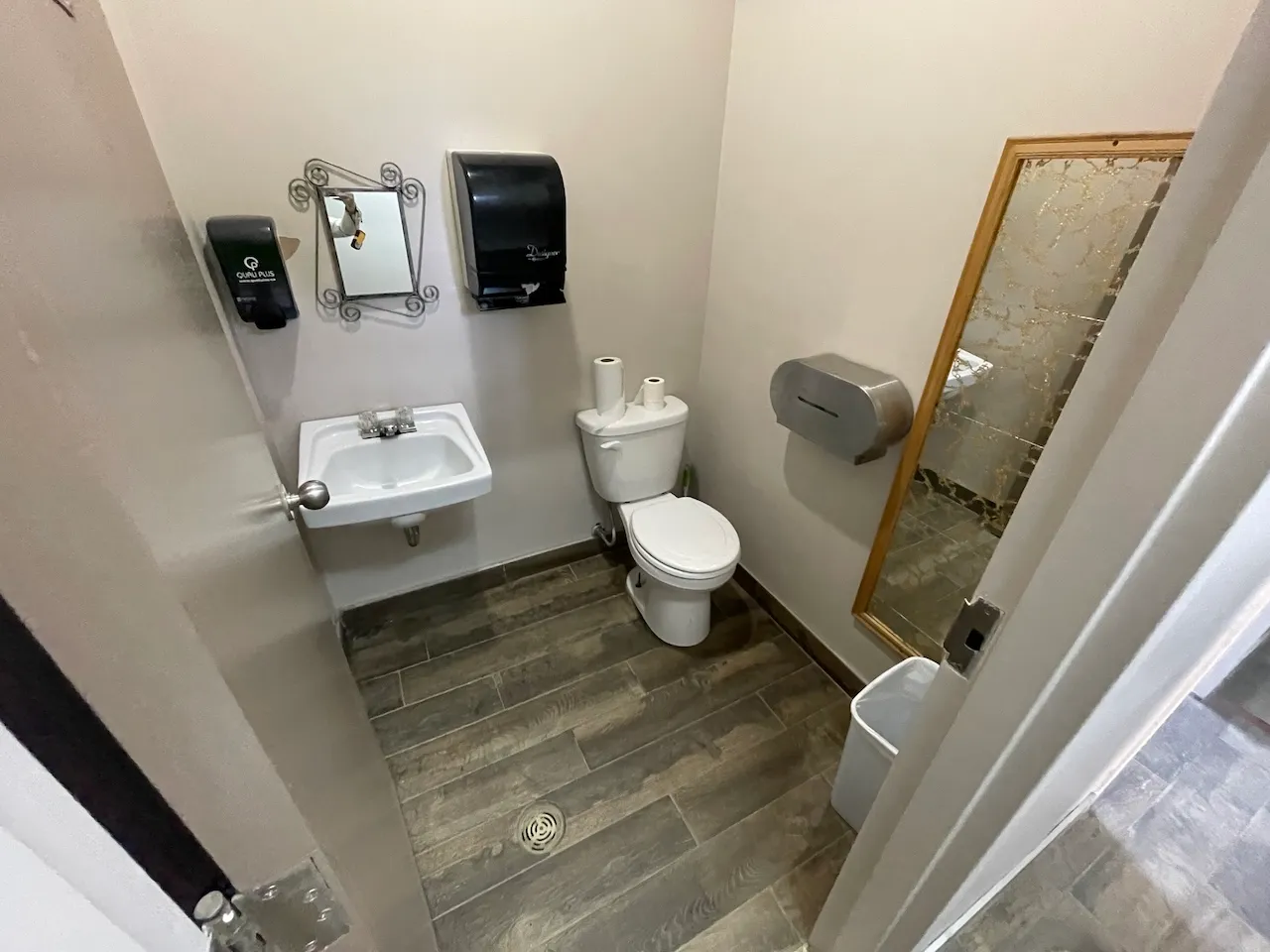 Salle de toilette près de la zone réservée des Grandes Estrades