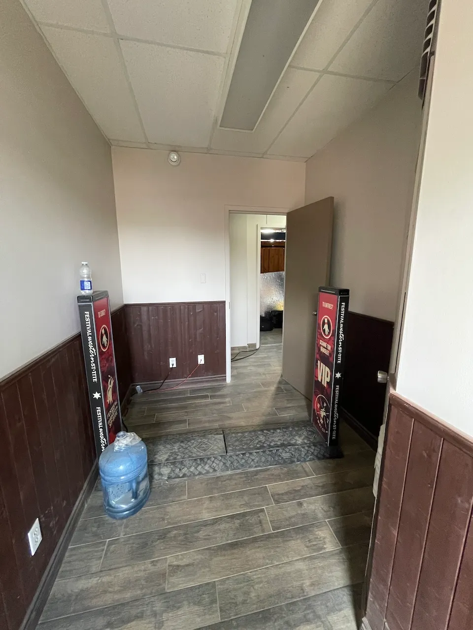 Accès à la zone réservée des Grandes Estrades (porte d'une largeur libre de 69 cm)