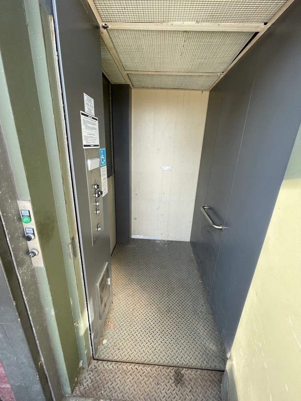 Ascenseur menant à la zone réservée des Grandes Estrades