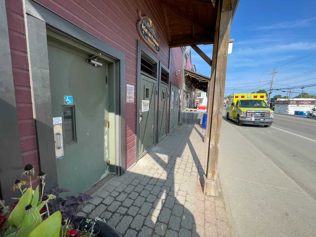 Accès à l'ascenseur menant à la zone réservée des Grandes Estrades