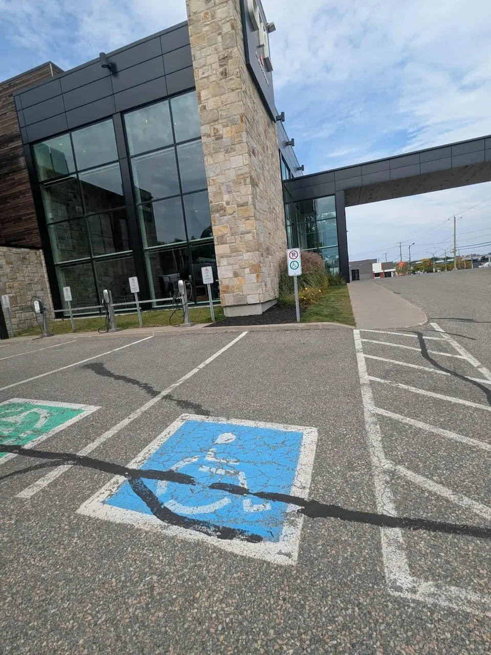 Stationnement réservé de gauche