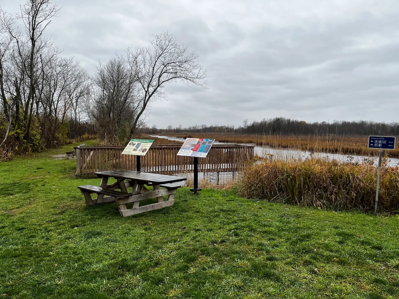 Aire de repos avec tables de pique-nique sur pelouse
