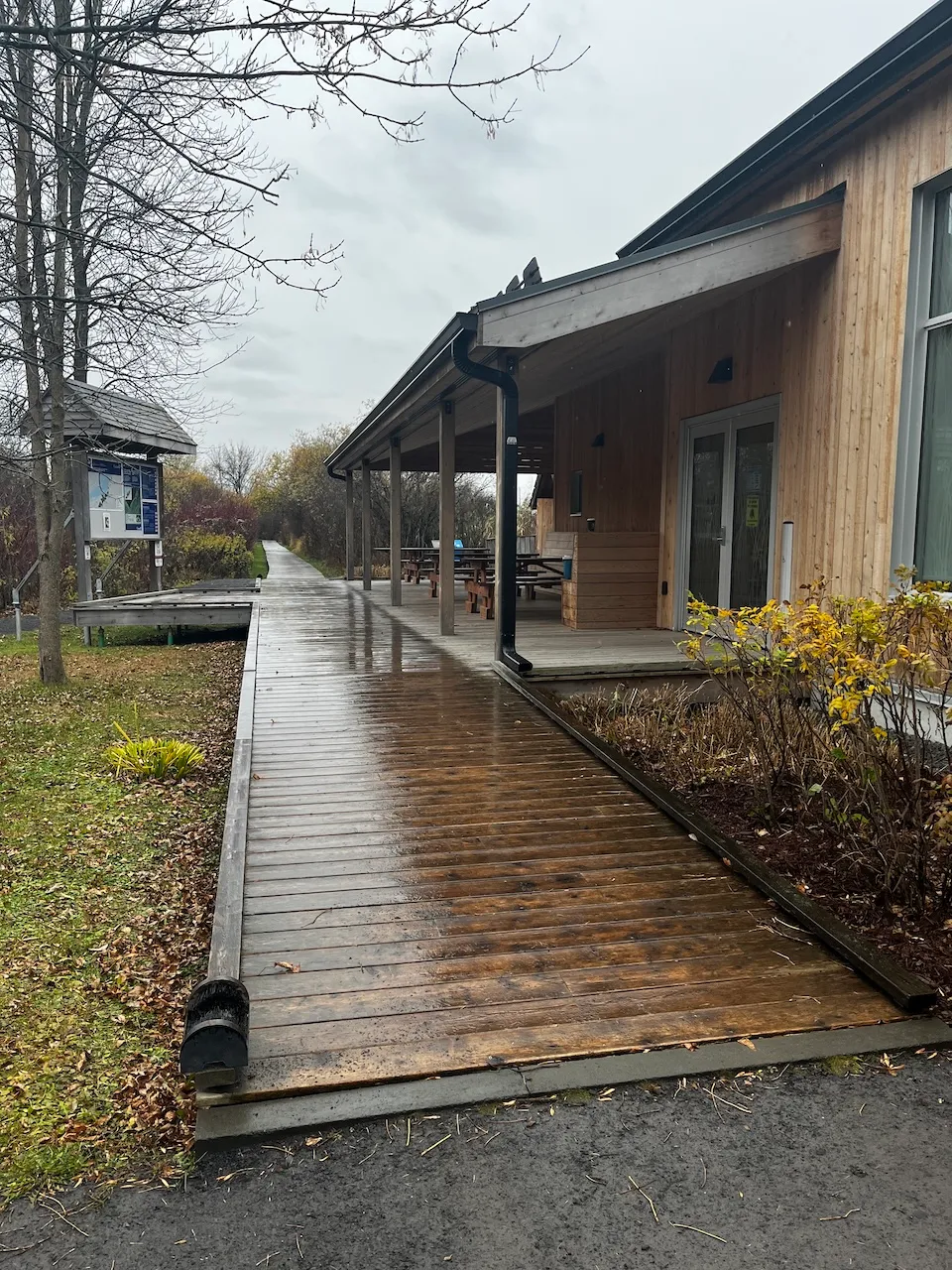 Allée menant à l'entrée du Centre d'interprétation