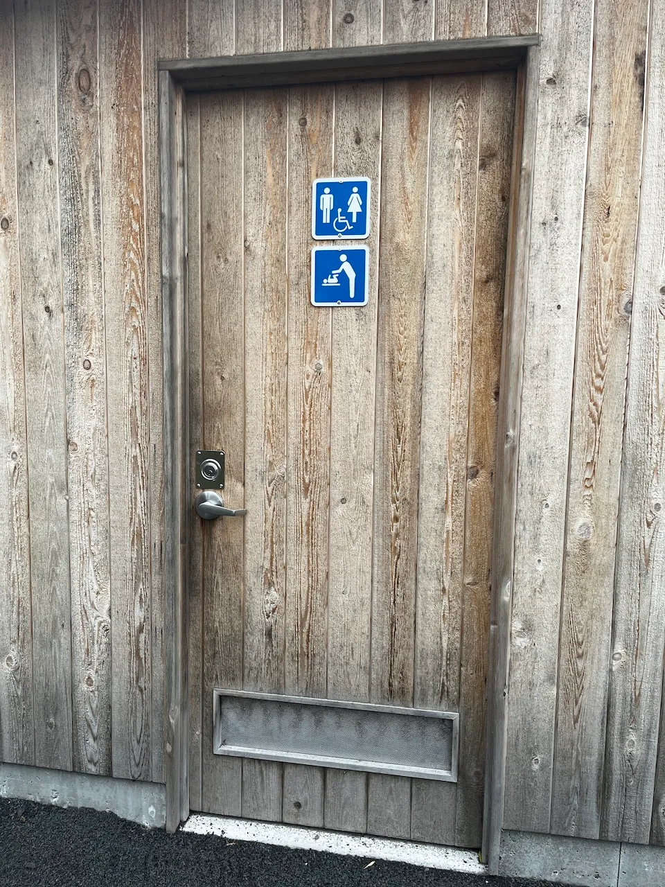 Entrée des toilettes sèches