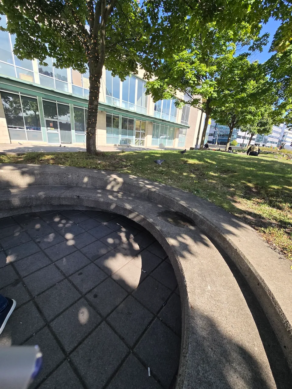 Bancs à la place de la gare Jean-Talon