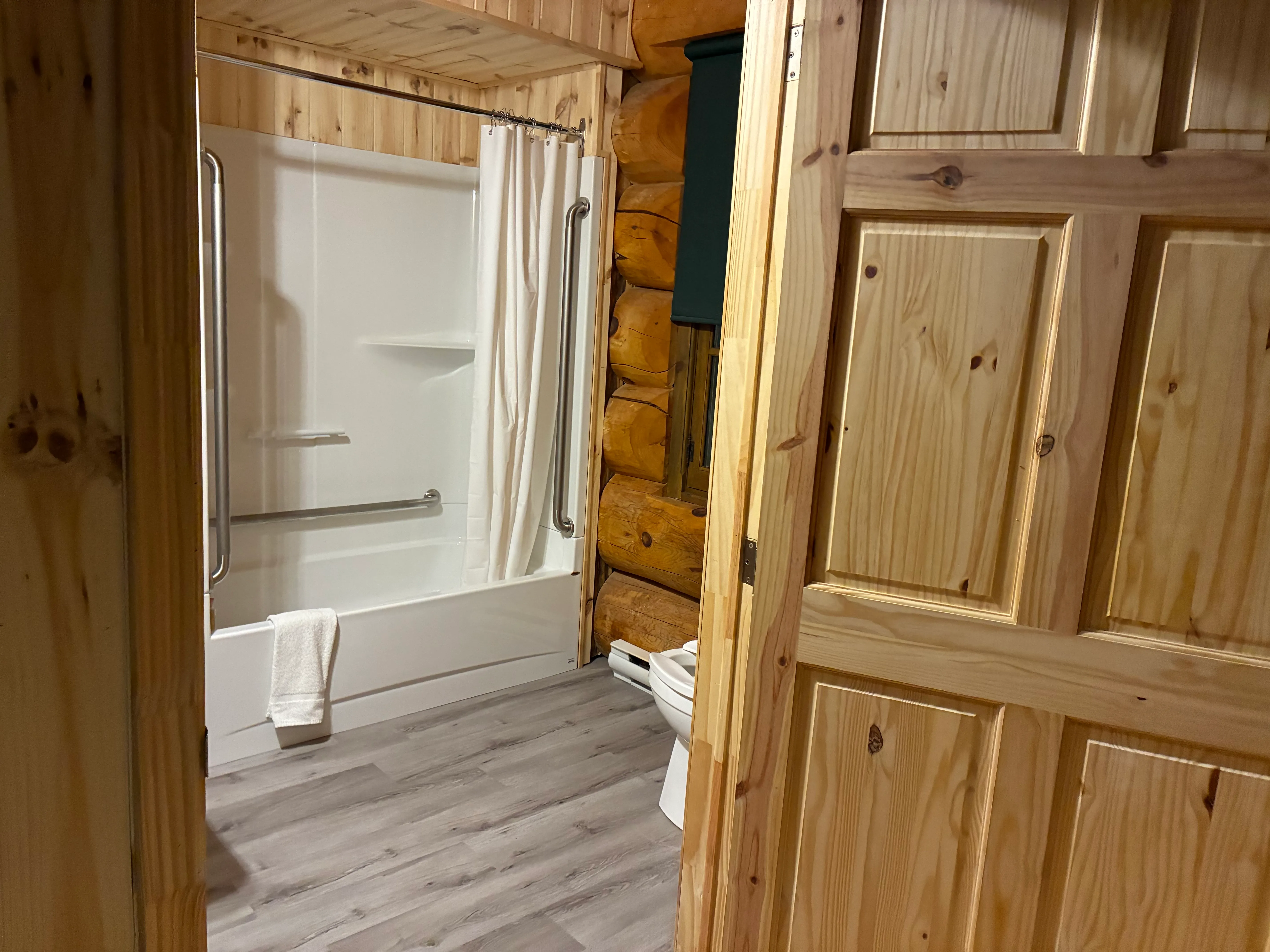 Accessible room - Bath/shower