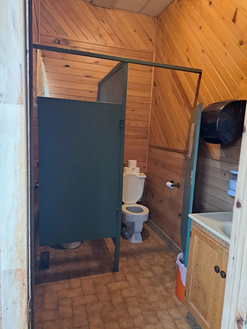 Salle Gai-Luron - Washroom (Women)