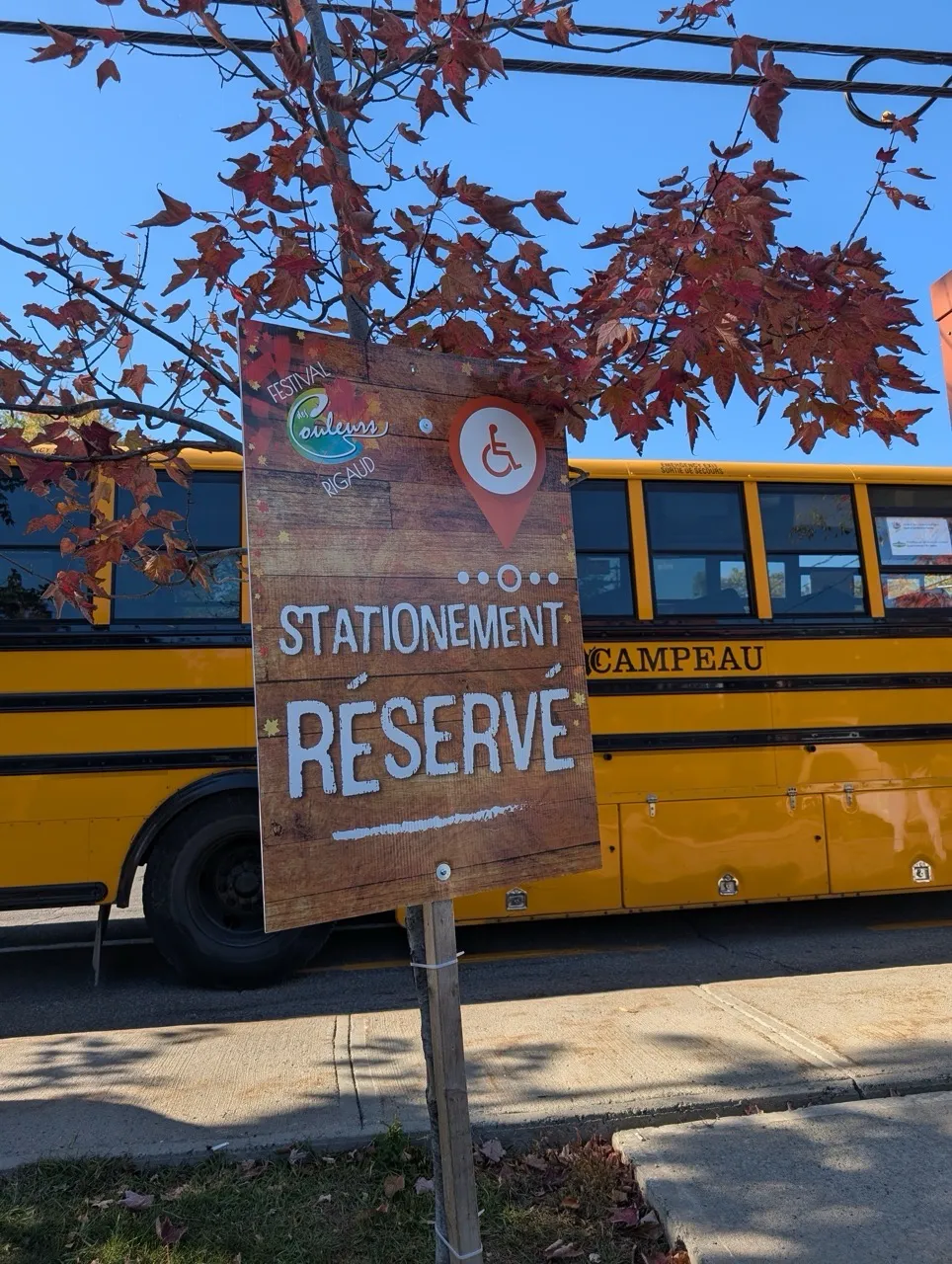 Panneau d'identification des espaces de stationnement réservé