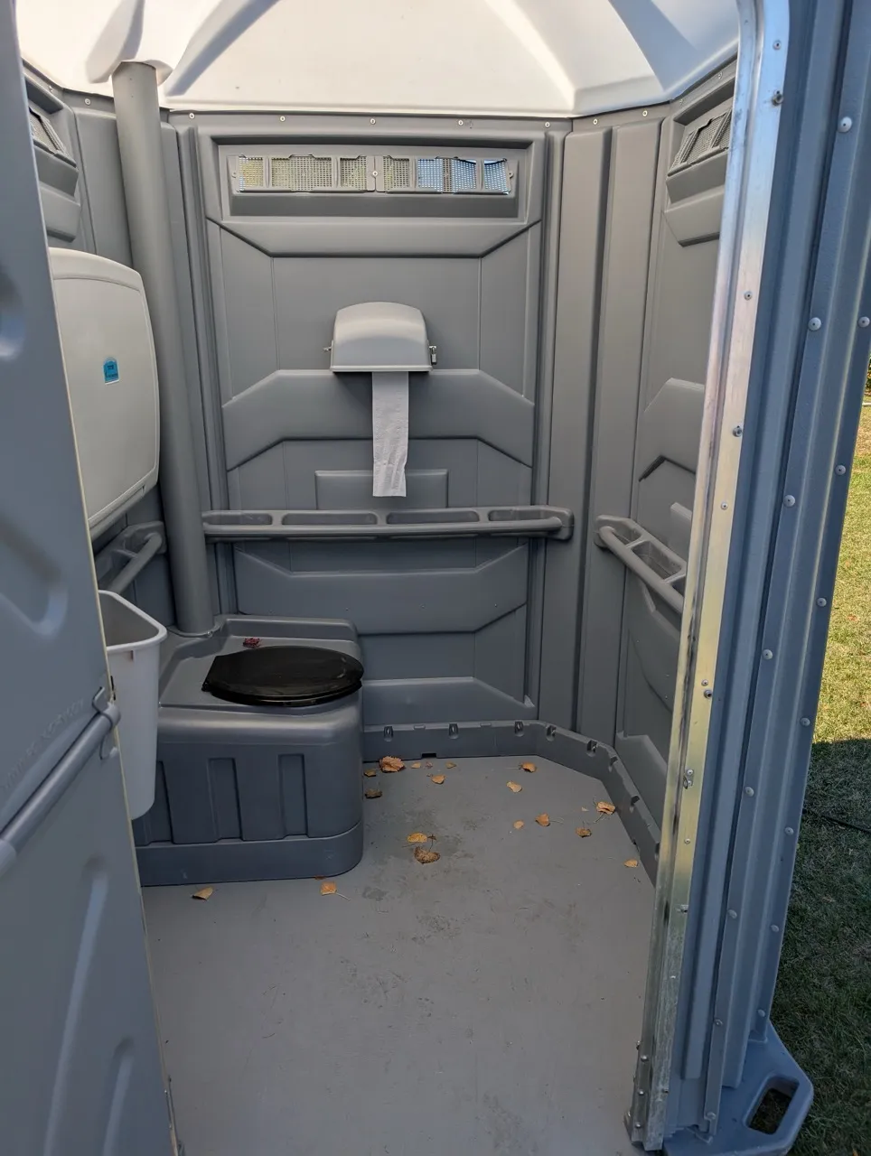 Intérieur de la cabine de toilette chimique accessible