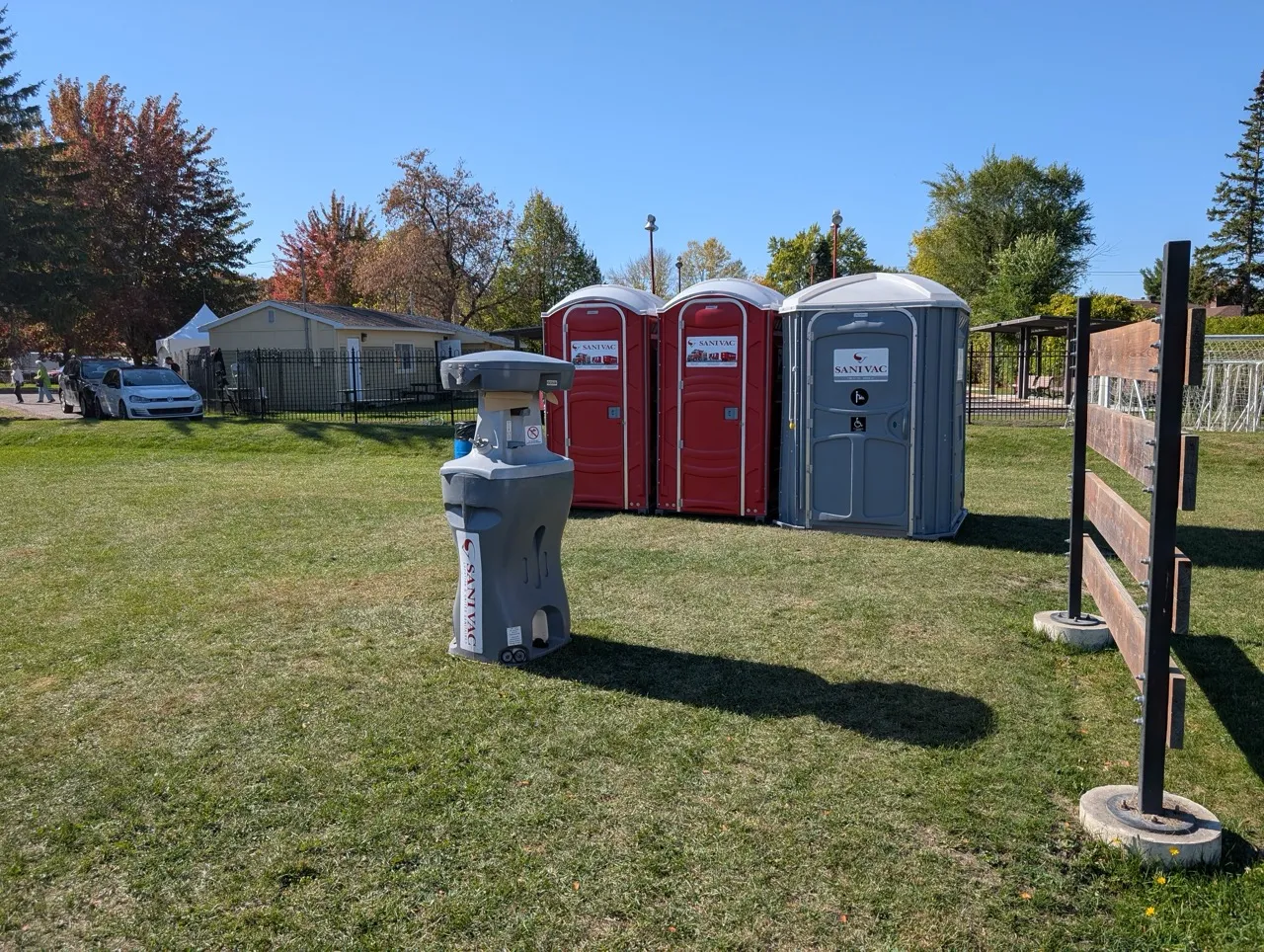 Fontaine à boire et toilettes chimiques