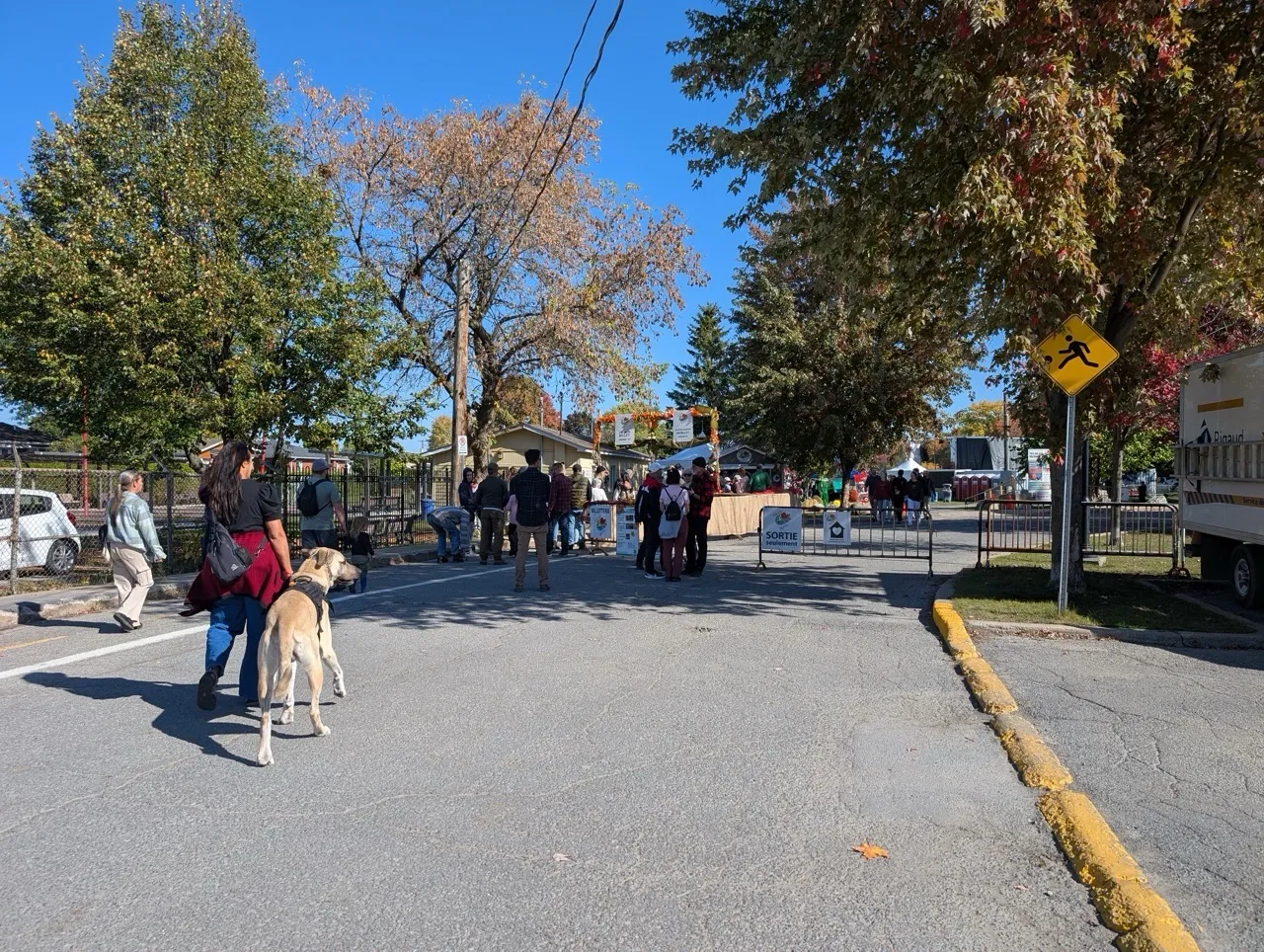 Allée menant du stationnement à l'admission côté rue Saint-Viateur
