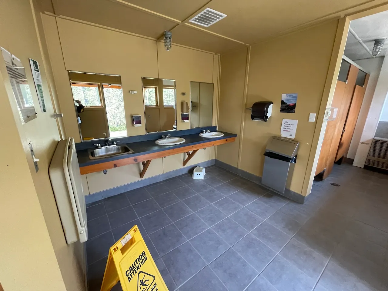Lavabo dans le bloc sanitaire