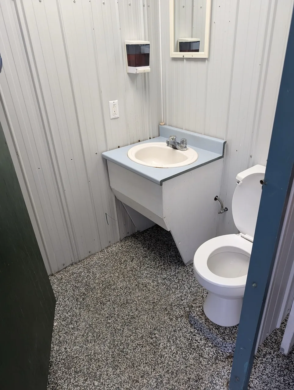 Salle de toilette dans le bloc sanitaire