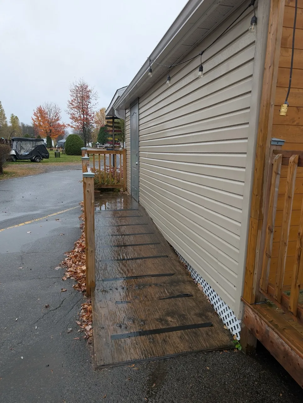 Rampe d'accès à l'arrière du bâtiment