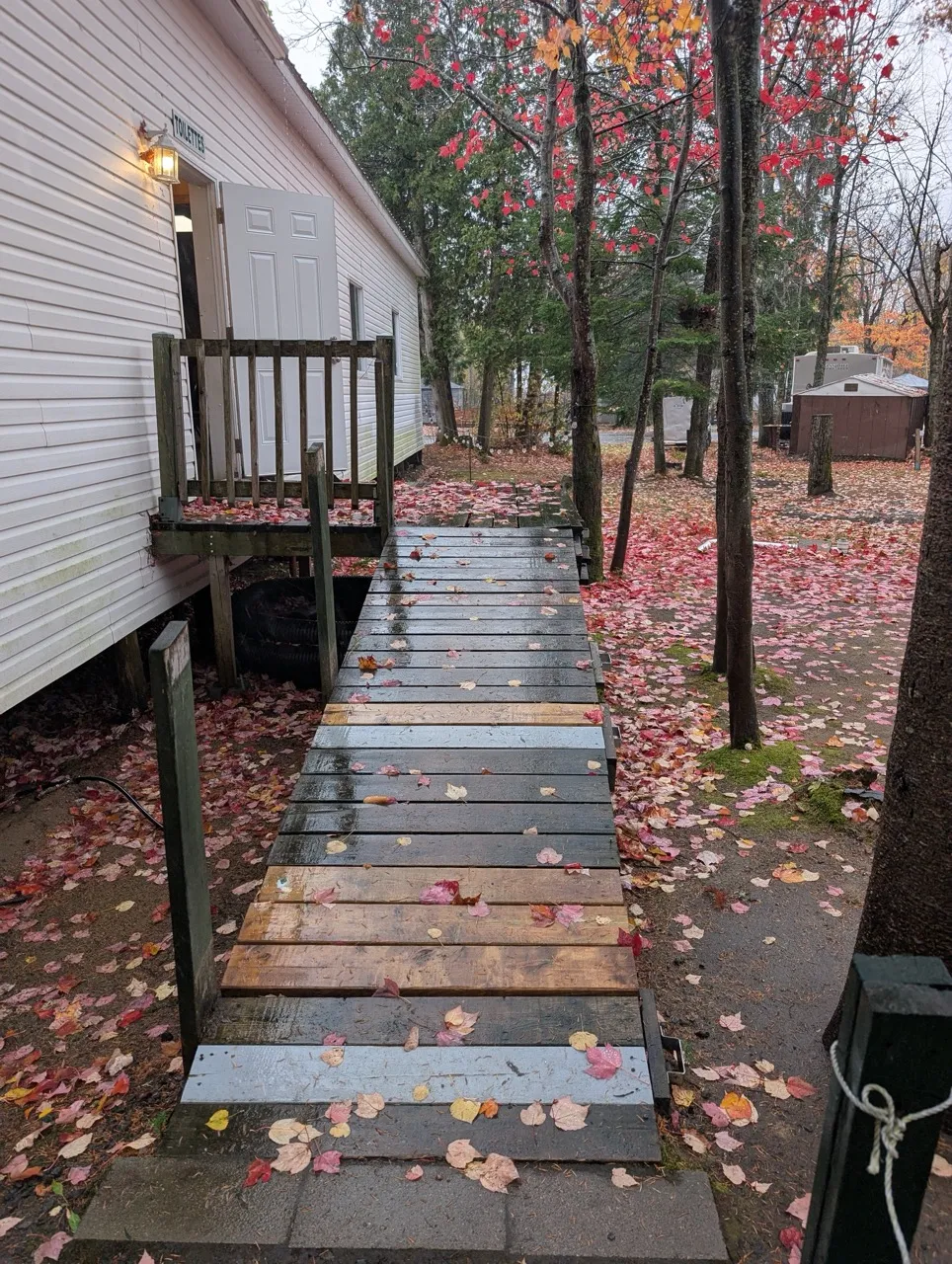 Rampe d'accès sur le côté du bâtiment
