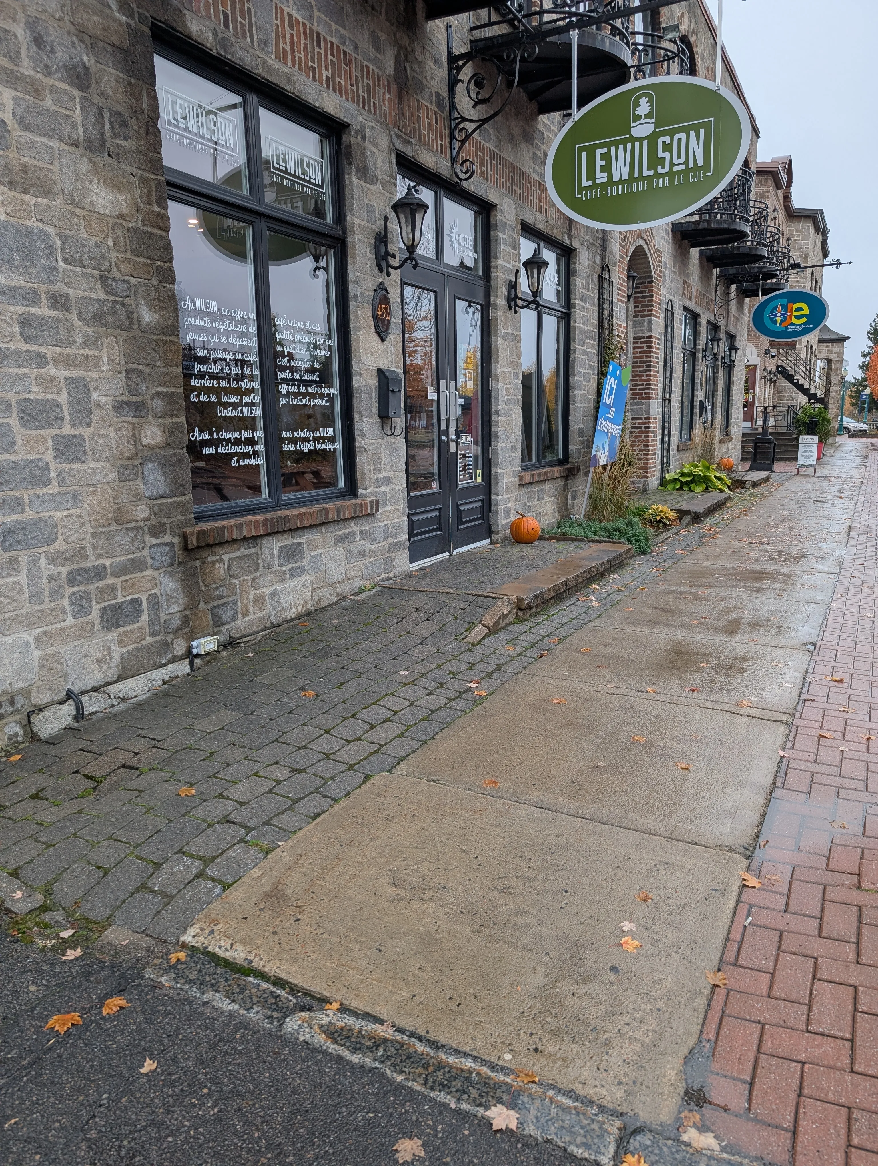 Porte d'entrée avec rampe d'accès - dévers important