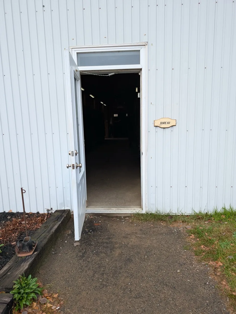 Entrée de l'écurie (à l'avant du bâtiment)