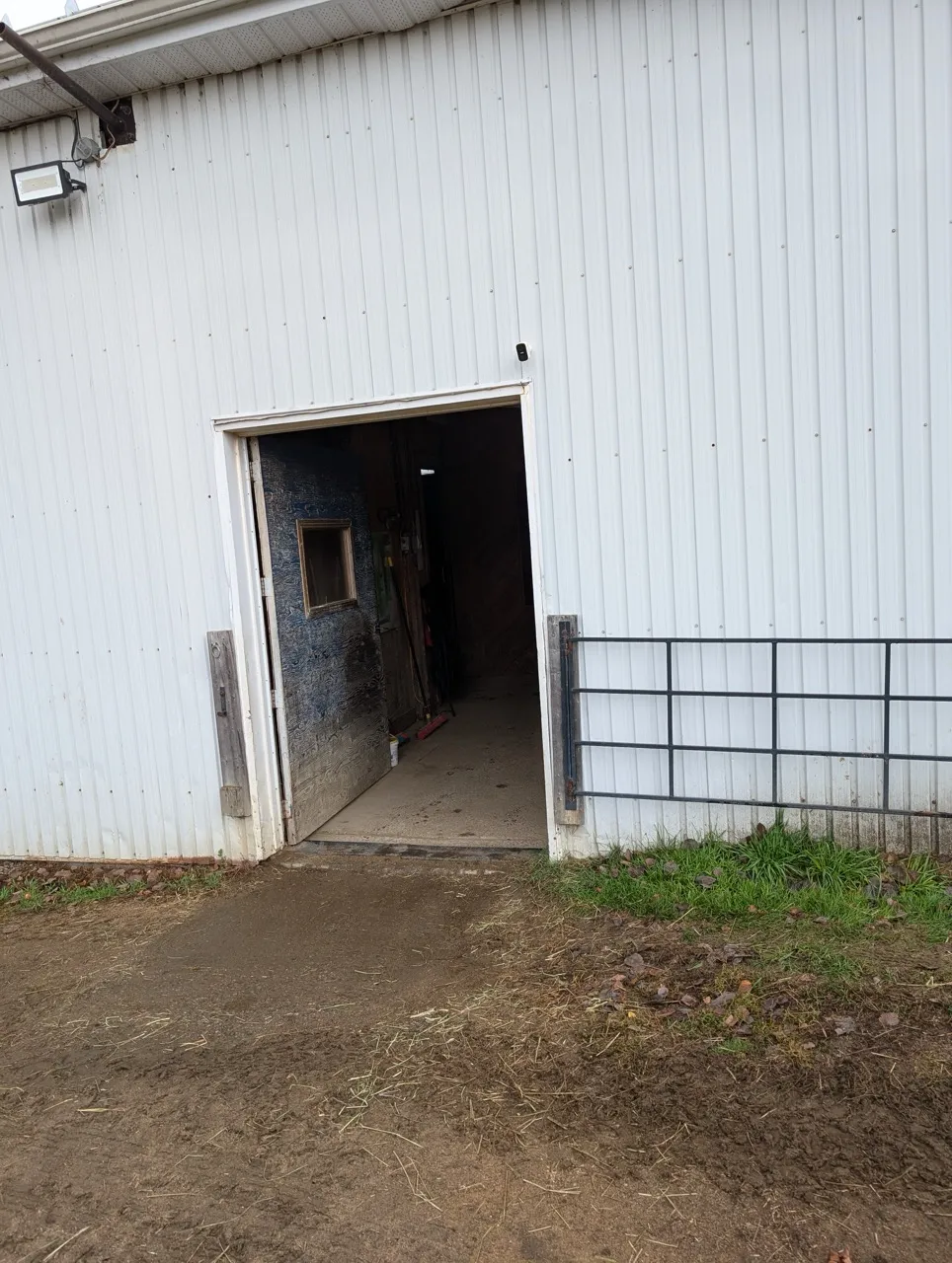 Entrée de l'écurie (sur le côté du bâtiment)