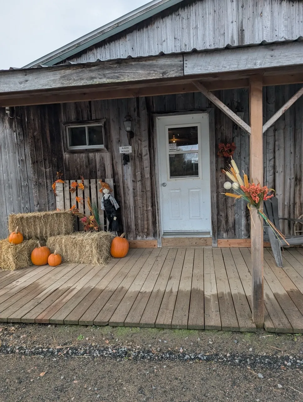Porte d'entrée du club house