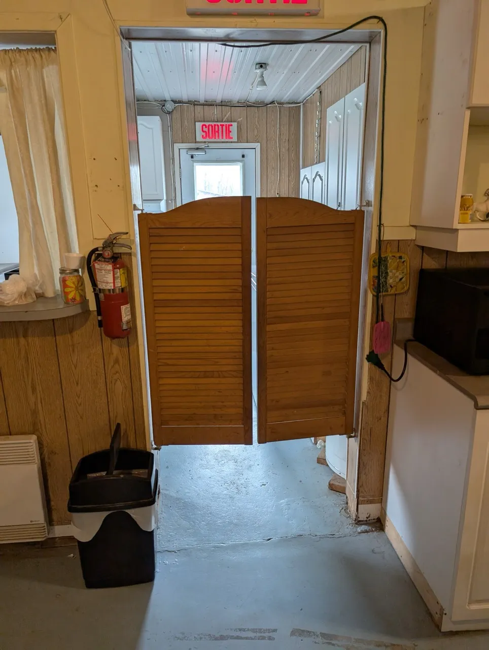 Porte papillon (style saloon) menant vers la cuisine