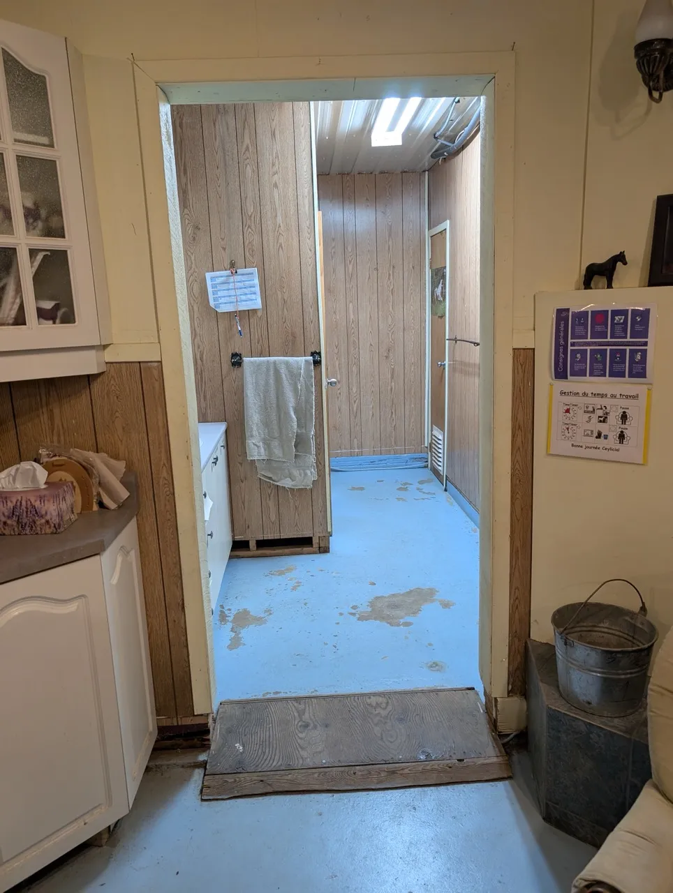 Allée menant vers les salles de toilette