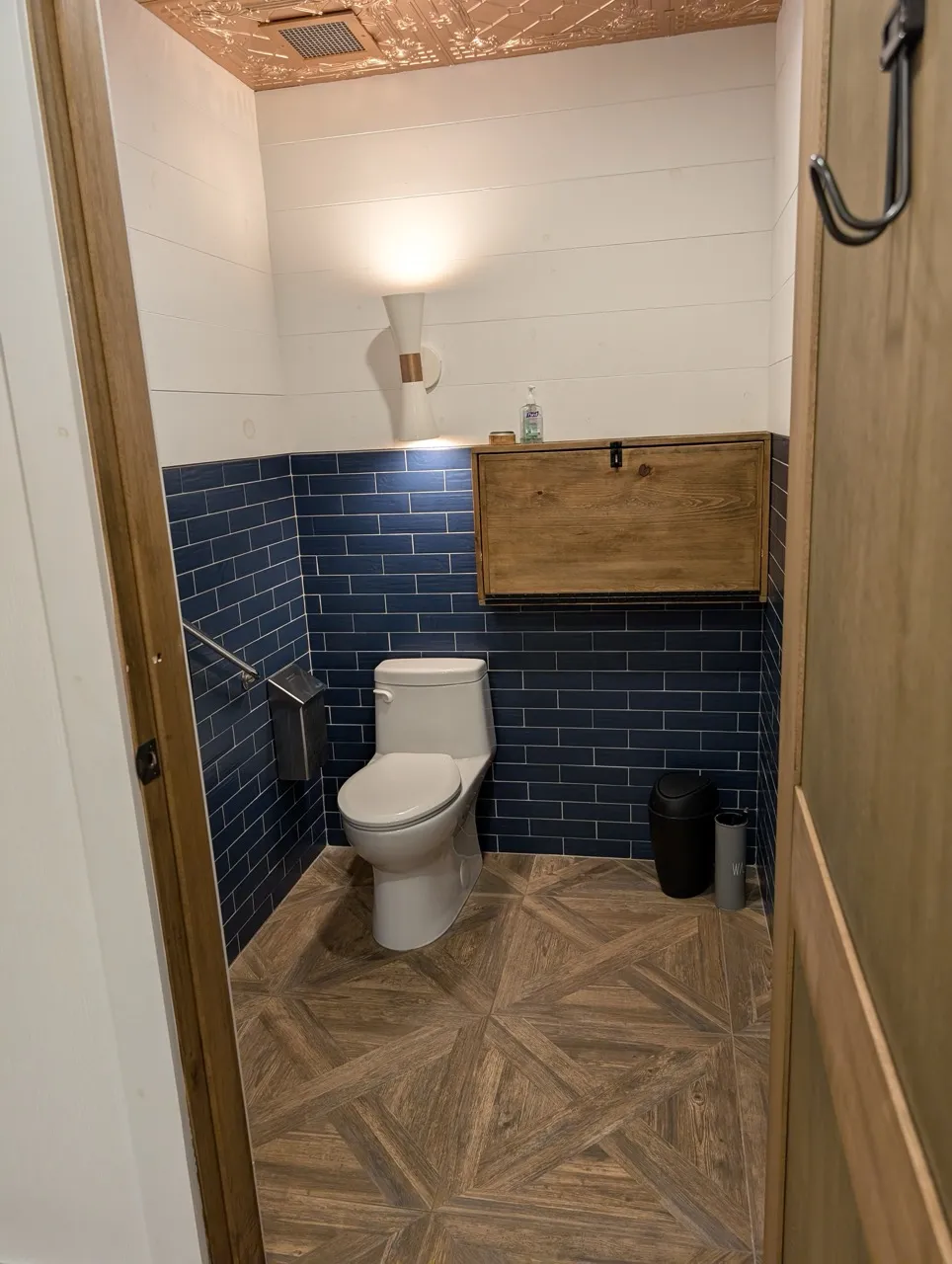 Cabine de toilette adaptée - vue générale