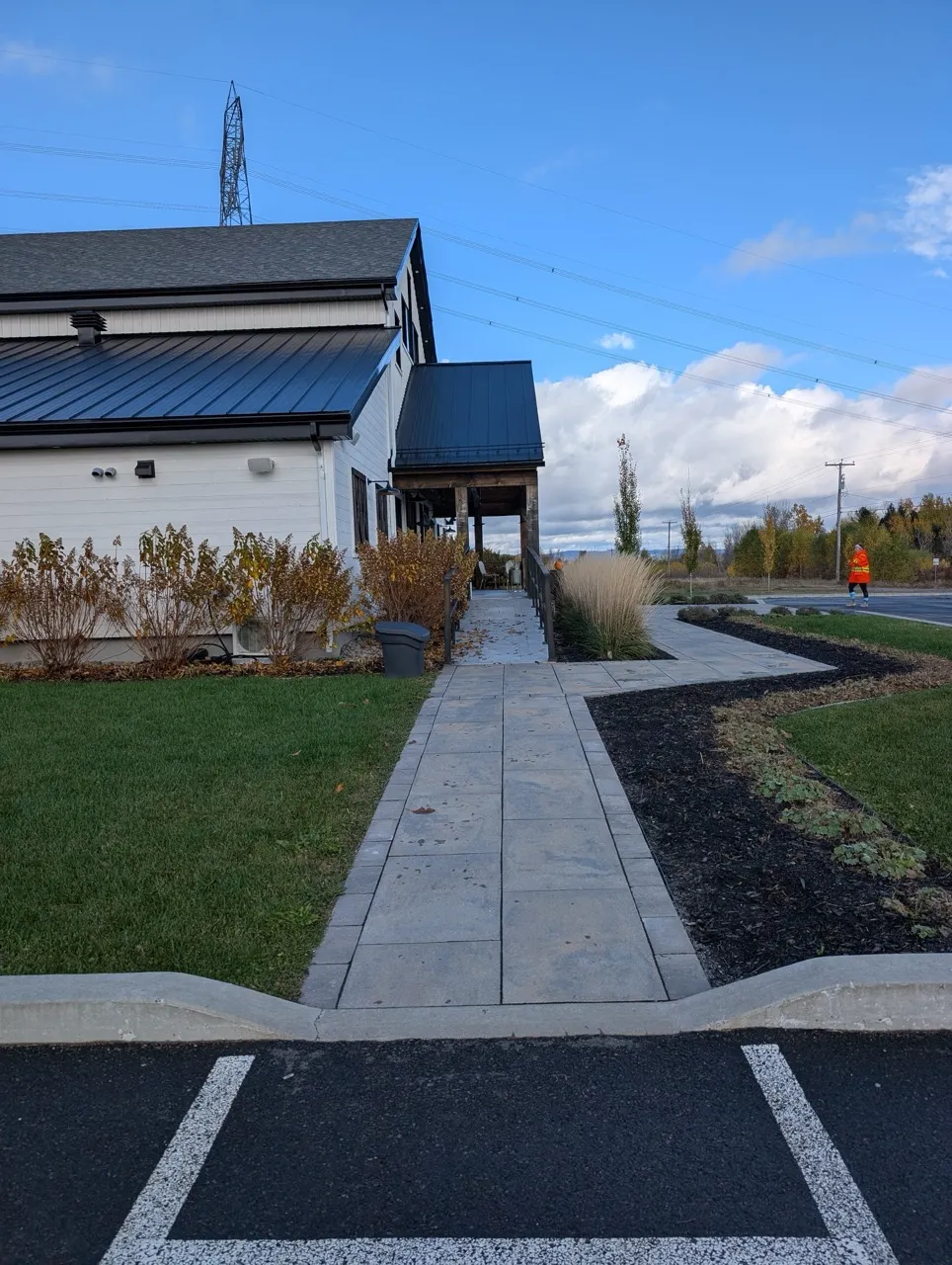 Chemin menant du stationnement vers l'entrée