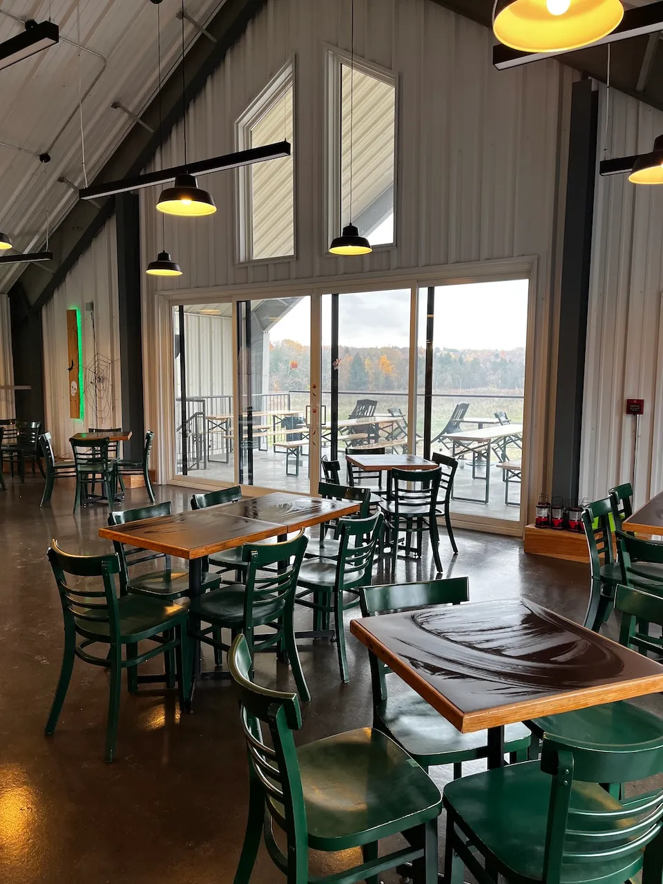 Salle à manger et terrasse à l'arrière plan