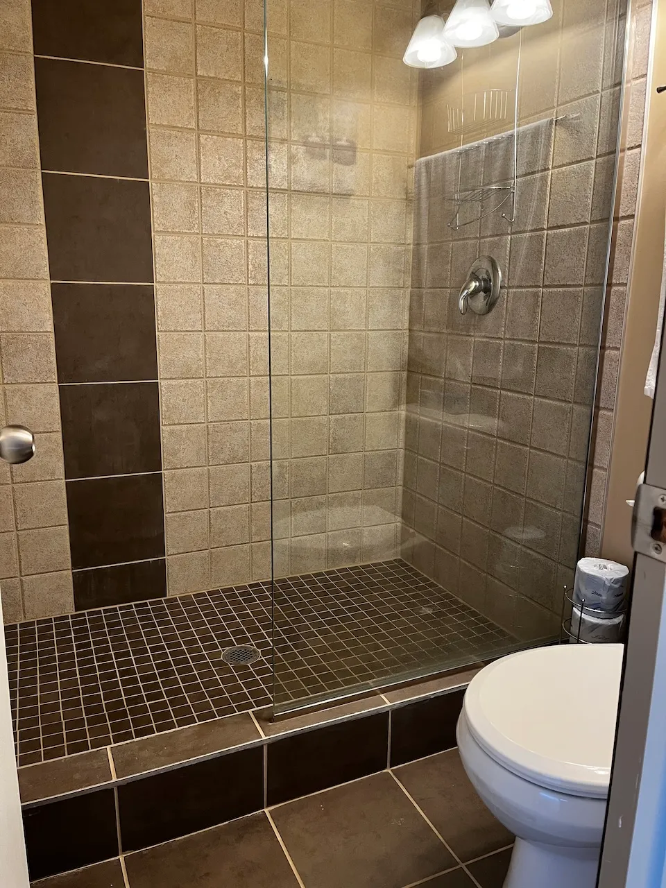 Shower with threshold