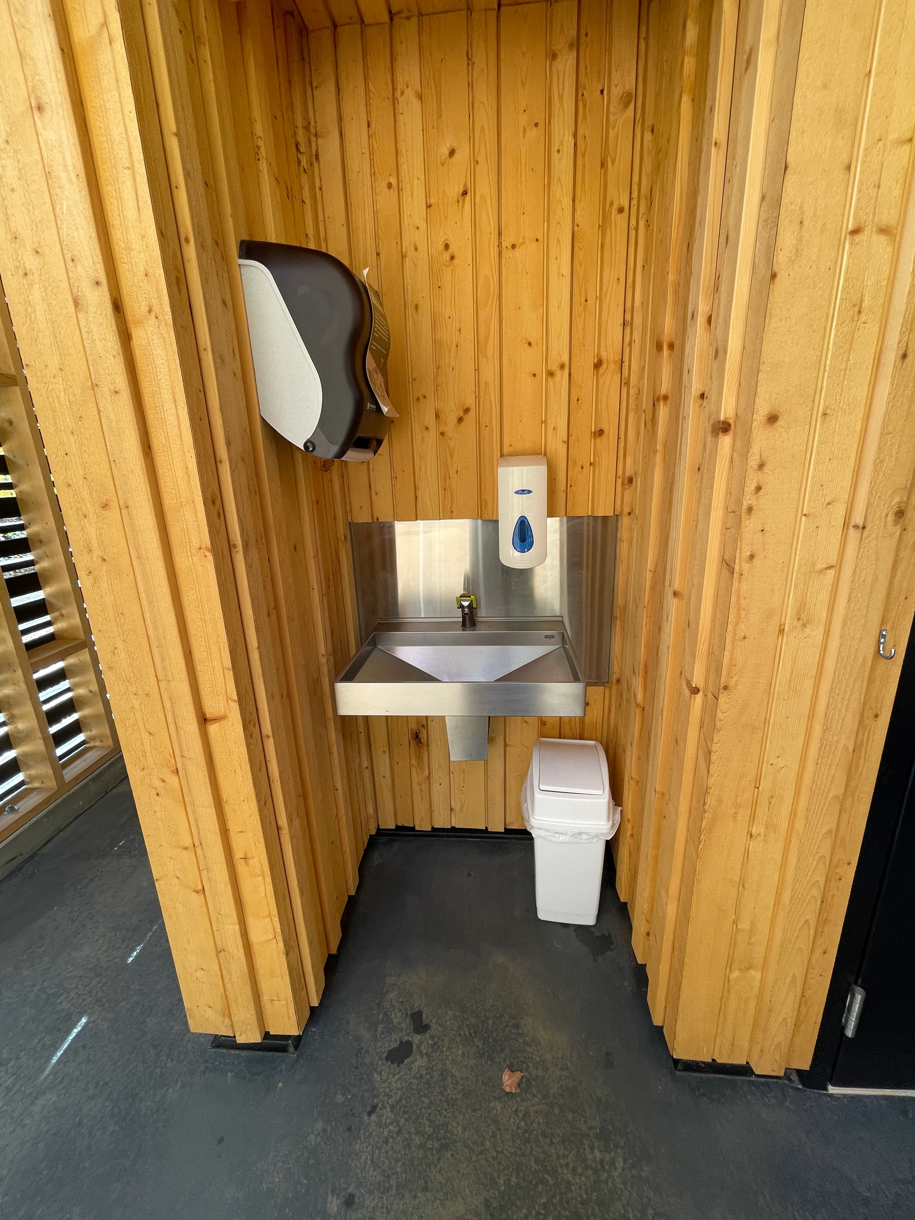 Outdoor sink