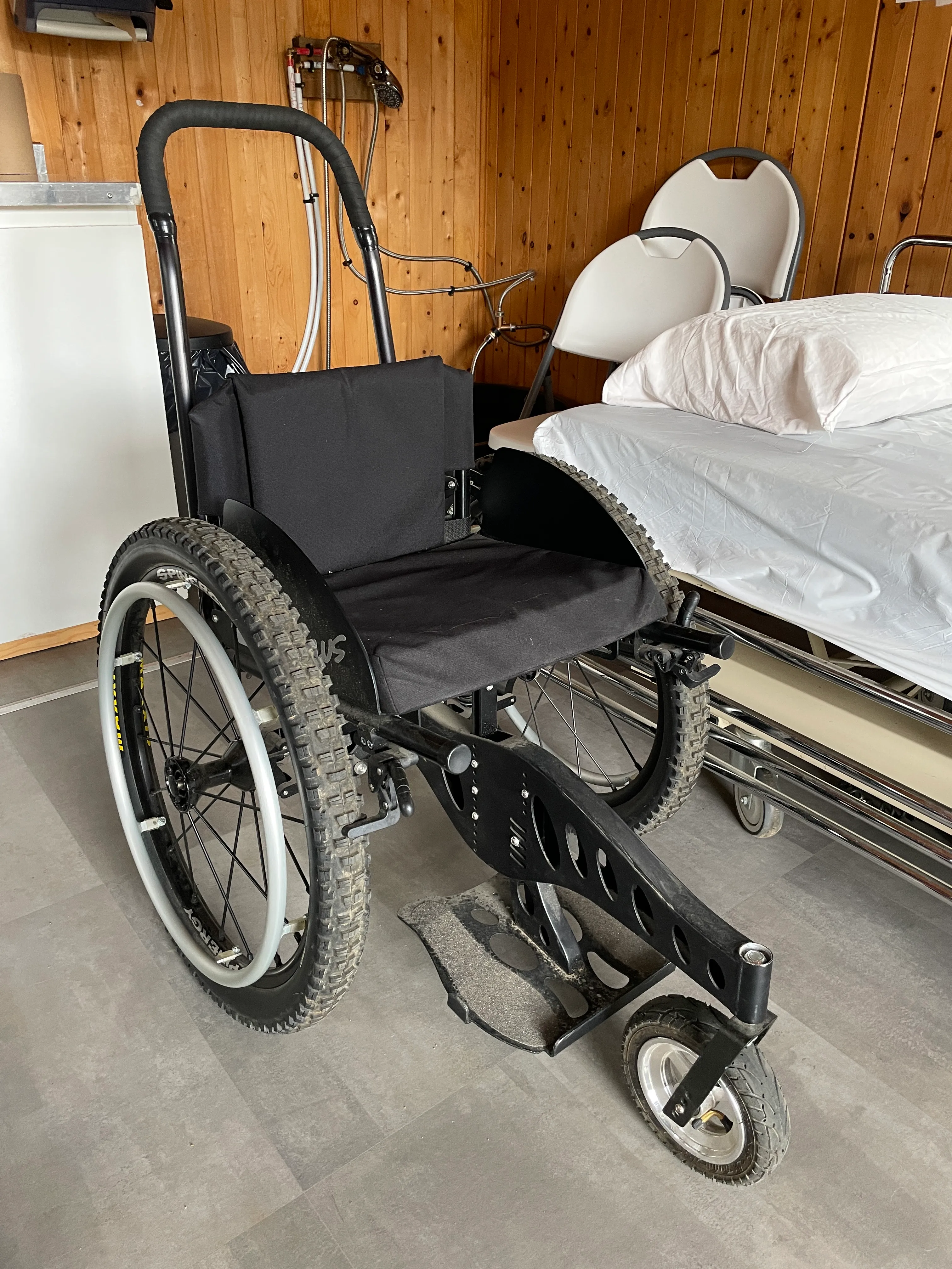 The TrackZ chair is available for loan at the Shanahan Reception (300 meters from the campground)