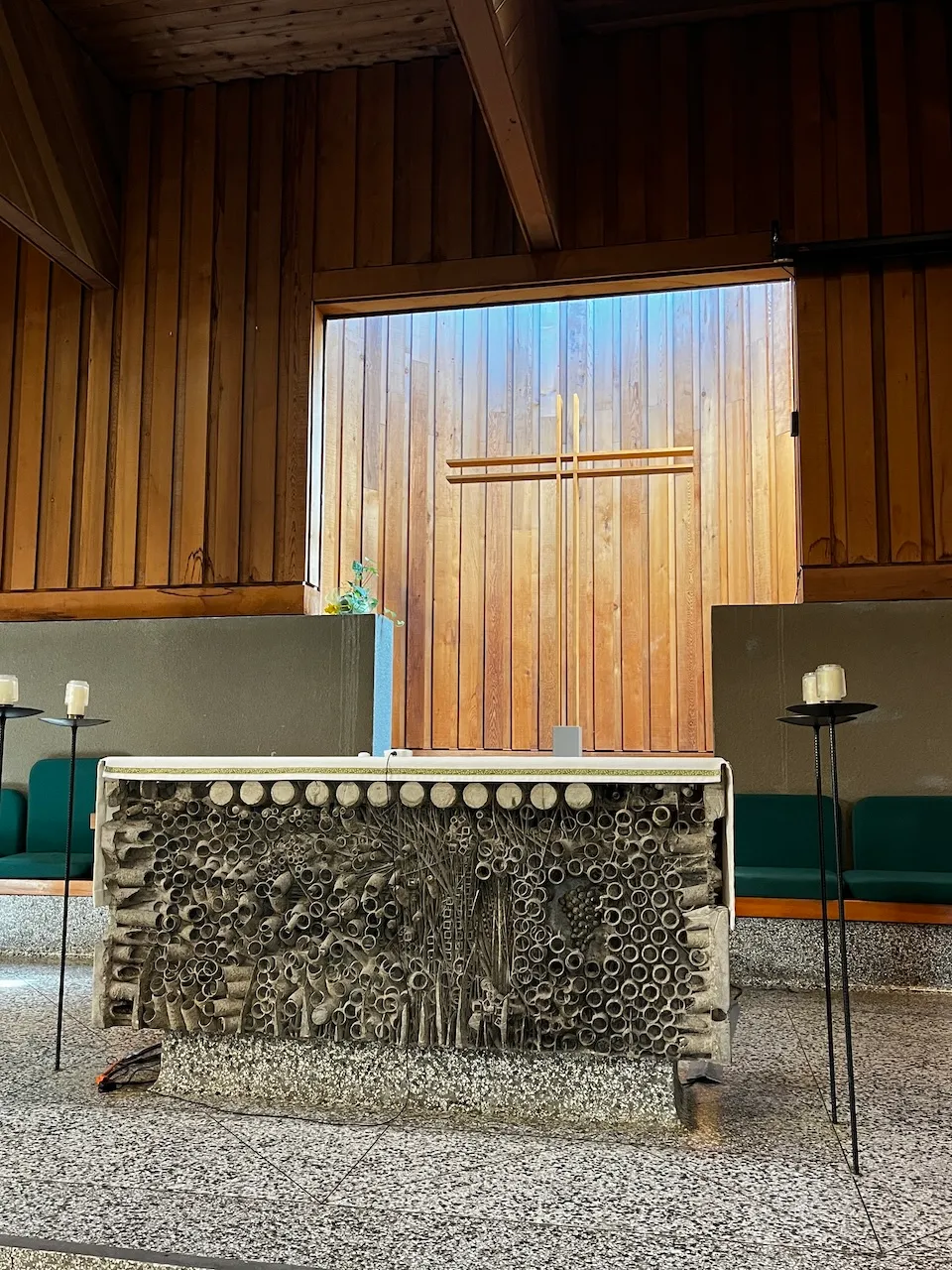 Autel et croix par Jordi Bonet