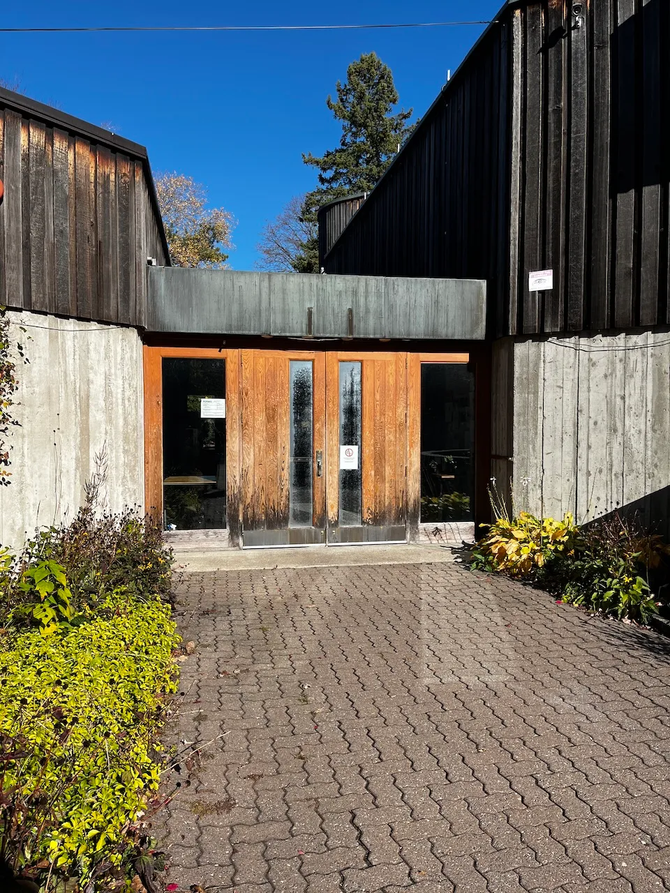 Entrée - 75 rue Ste-Augustine (stationnement réservé sur rue et sans pente)