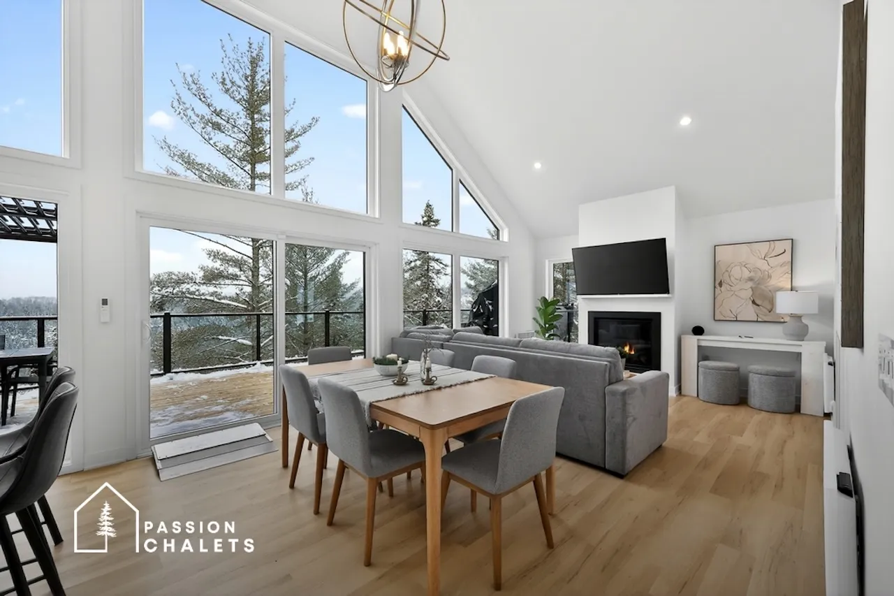 Cuisine (table et porte de la terrasse)