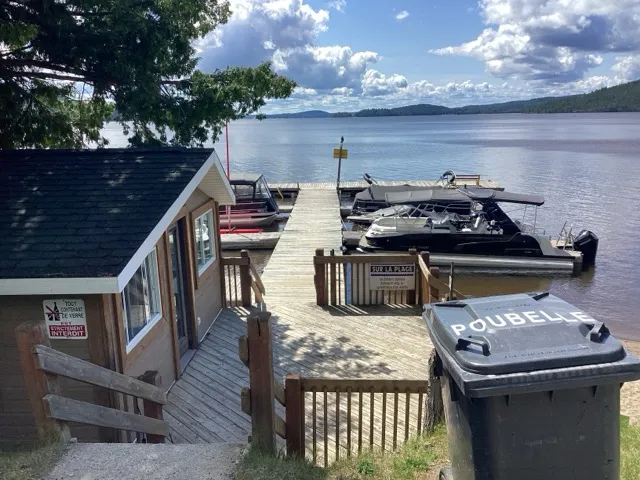 Access to the dock via a staircase