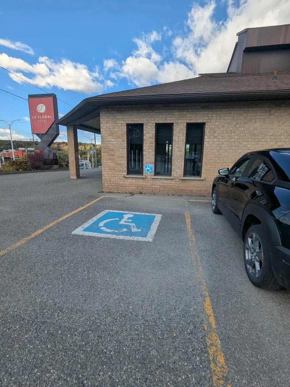 Stationnement réservé à proximité de l'entrée.