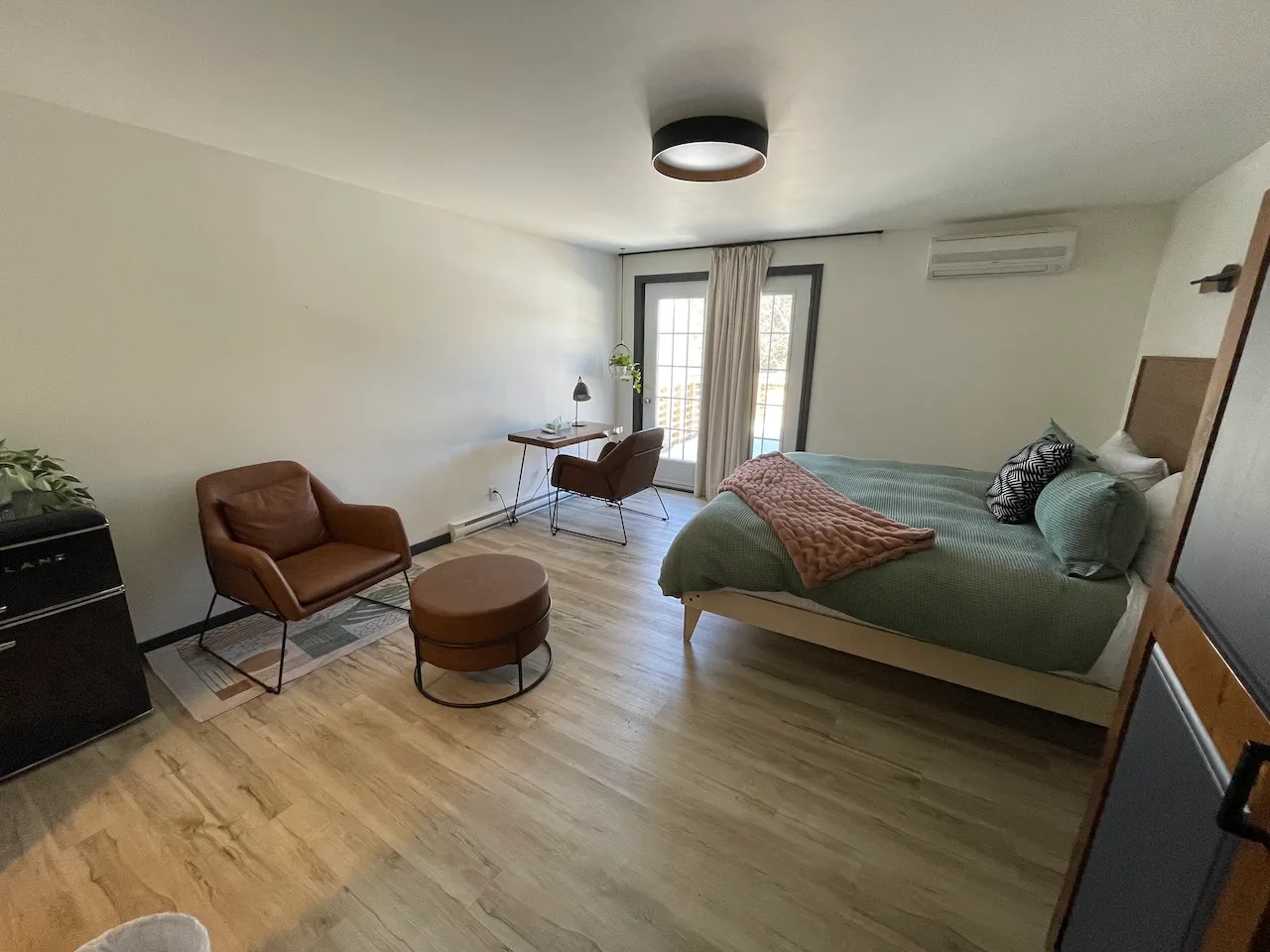 Chambre #10 - Lit et entrée de la terrasse