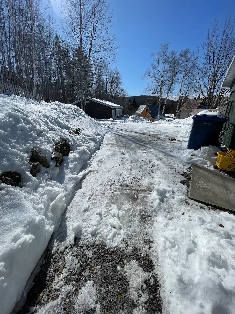 Espace de stationnement et allée menant à l'entrée
