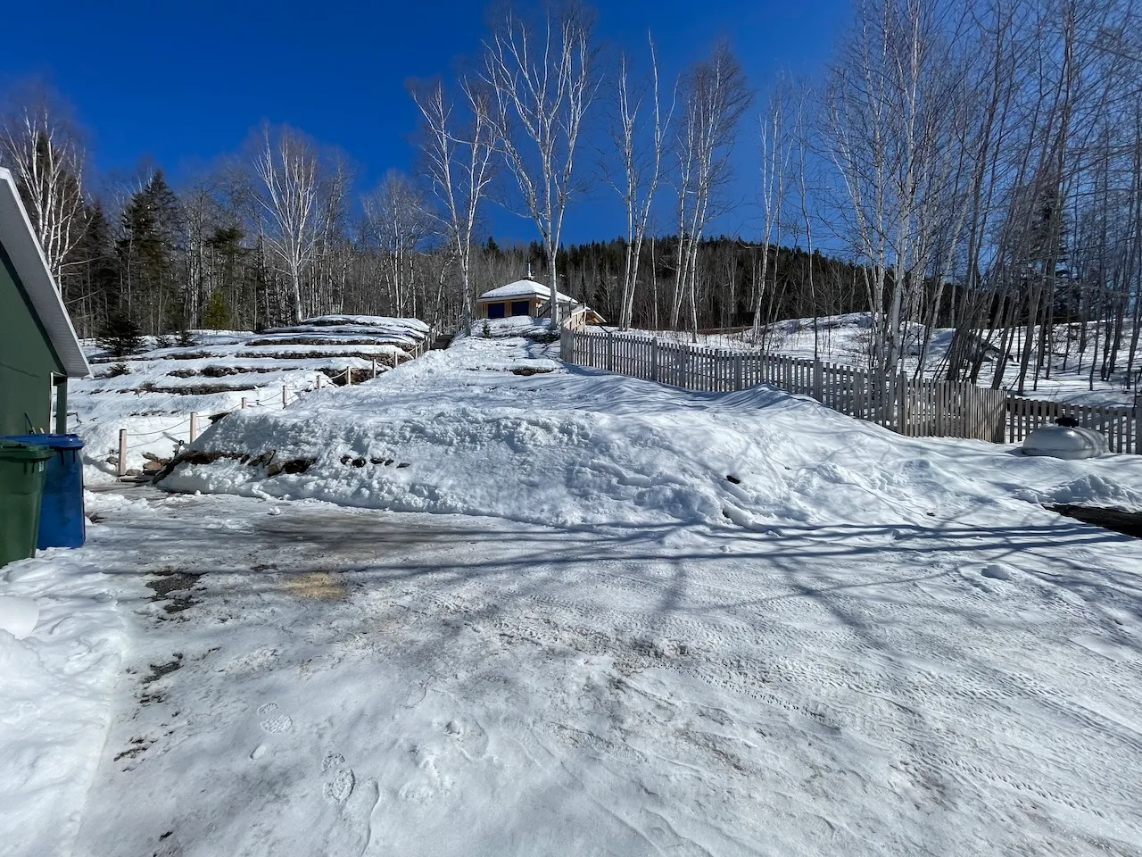 Accès à la zone spa par des escaliers