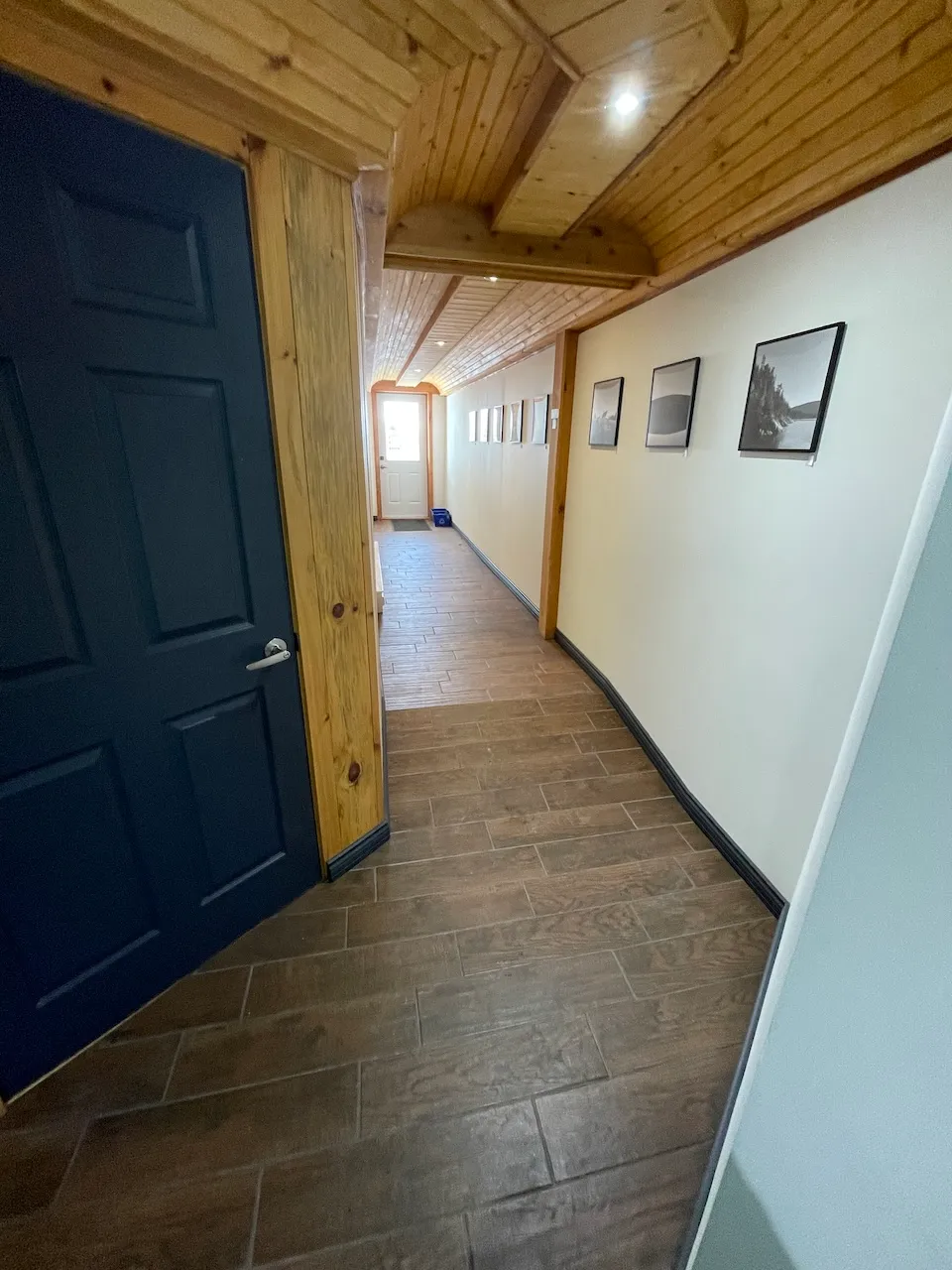 Corridor de circulation menant aux chambres et aux espaces communs