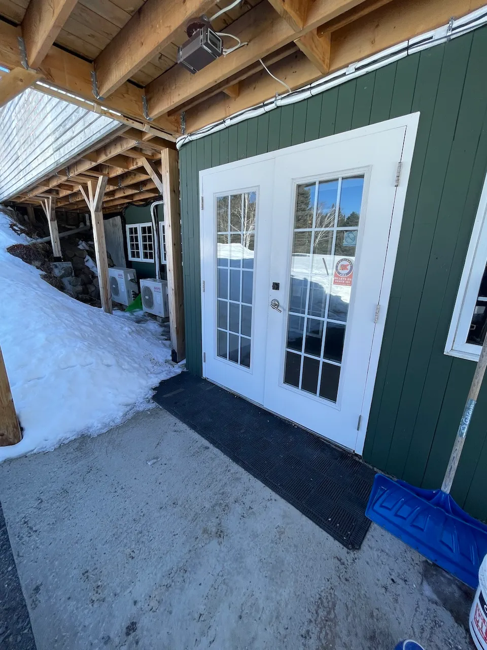 Entrée secondaire menant aux escaliers intérieurs